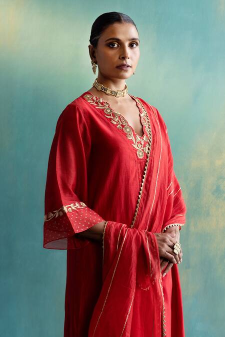 Buy_Shivani Bhargava_Red Dupatta Chanderi, Kurta Handwoven Chanderi, Pant Cotton Silk Floral, Set_Online_at_Aza_Fashions