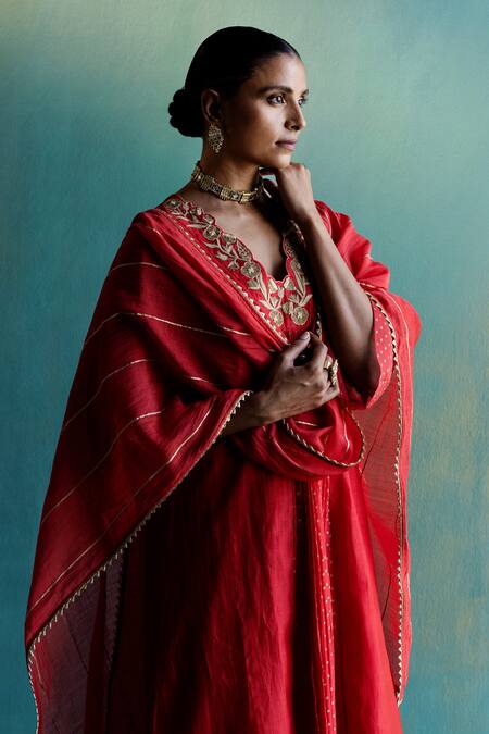 Shop_Shivani Bhargava_Red Dupatta Chanderi, Kurta Handwoven Chanderi, Pant Cotton Silk Floral, Set_Online_at_Aza_Fashions