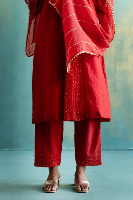 Shivani Bhargava_Red Dupatta Chanderi, Kurta Handwoven Chanderi, Pant Cotton Silk Floral, Set_at_Aza_Fashions