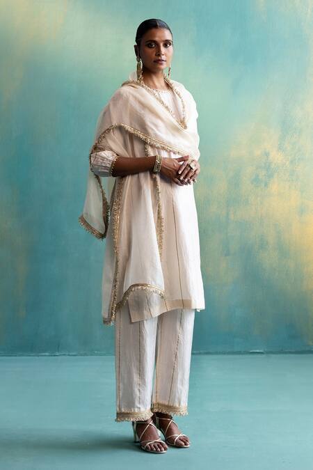 Shivani Bhargava Cream Kurta And Pant Silk Printed Stripe Round Set 