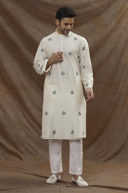 The MeN'S Kompany_White Chanderi Silk Thread Kurta _at_Aza_Fashions