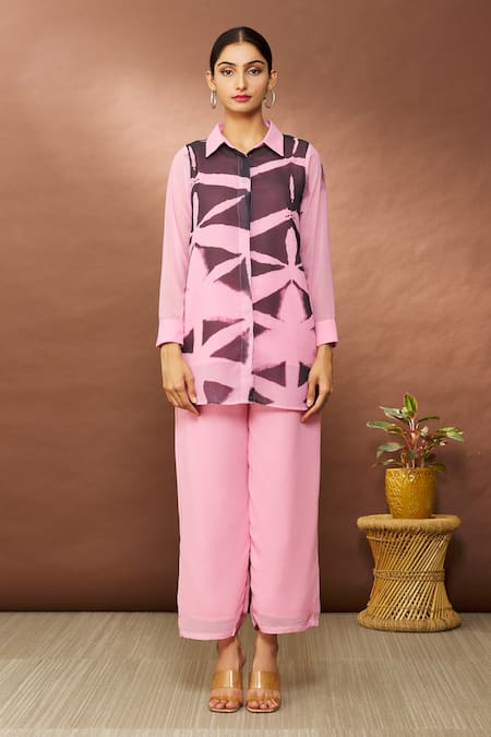 Buy Samyukta Singhania Pink Georgette Shawl Neck Geometric Print Pant Set Online at Aza Fashions Buy_Samyukta Singhania_Pink Georgette Shawl Neck Geometric Print Pant Set_Online_at_Aza_Fashions