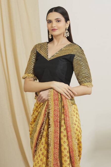 Surendri Yellow Kotadoria Printed Floral V Neck Saree With Blouse at Aza Fashions Surendri_Yellow Kotadoria Printed Floral V Neck Saree With Blouse_at_Aza_Fashions