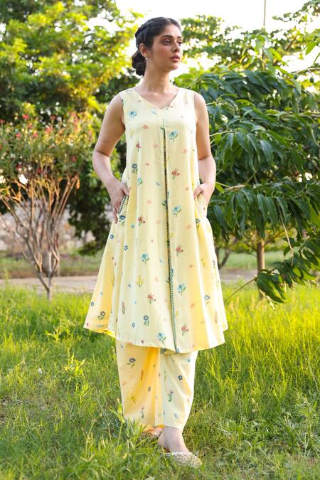 Buy_Baise Gaba_Yellow Cotton Embroidery V-neck Bliss Printed Kurta And Flared Pant Set_Online_at_Aza_Fashions