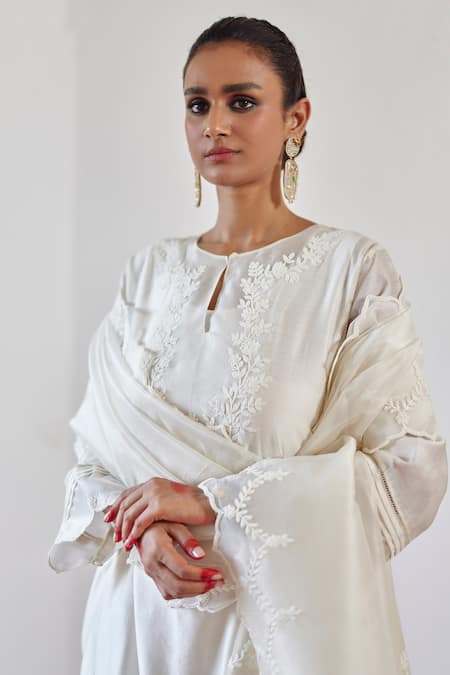 Amisha Kothari Ivory , Organza, Cut Work, Ziya Floral Kurta Set at Aza Fashions Amisha Kothari_Ivory , Organza, Cut Work, Ziya Floral Kurta Set _at_Aza_Fashions