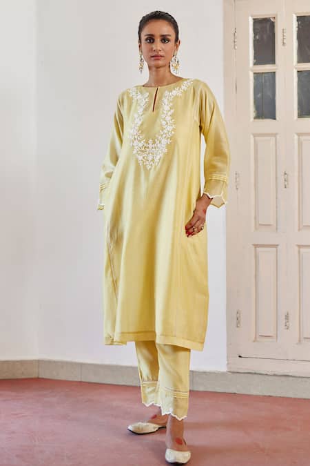 Amisha Kothari Yellow Chanderi , Organza Cut Work, Embroidery Ziya Floral Kurta Set Online at Aza Fashions Amisha Kothari_Yellow Chanderi , Organza Cut Work, Embroidery Ziya Floral Kurta Set _Online_at_Aza_Fashions