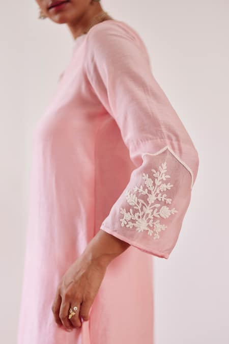 Amisha Kothari Pink Chanderi , Organza Embroidery, Cut Work V-neck Floral Kurta Set at Aza Fashions Amisha Kothari_Pink Chanderi , Organza Embroidery, Cut Work V-neck Floral Kurta Set _at_Aza_Fashions