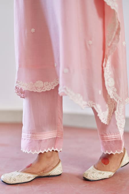 Amisha Kothari Pink Cotton, Silk Cut Work V-neck Zeenat Embroidered Kurta Kaftan Set at Aza Fashions Amisha Kothari_Pink Cotton, Silk Cut Work V-neck Zeenat Embroidered Kurta Kaftan Set _at_Aza_Fashions