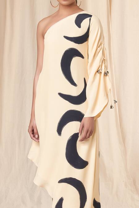 Masaba Ivory Crepe Tassels Asymmetric Mooncrest Print One Shoulder Kaftan at Aza Fashions Masaba_Ivory Crepe Tassels Asymmetric Mooncrest Print One Shoulder Kaftan_at_Aza_Fashions