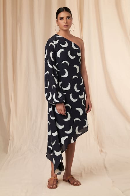 Masaba_Black Natural Crepe Mooncrest Asymmetric Neck Print Hem Kaftan_Online_at_Aza_Fashions