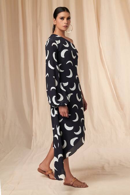 Buy_Masaba_Black Natural Crepe Mooncrest Asymmetric Neck Print Hem Kaftan_Online_at_Aza_Fashions