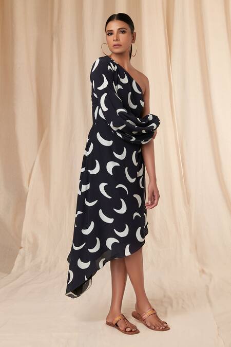 Masaba_Black Natural Crepe Mooncrest Asymmetric Neck Print Hem Kaftan_at_Aza_Fashions
