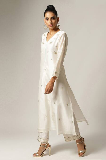 Anantaa By Roohi_Off White Silk, Chanderi Embroidery, Zari V-neck Kurta With Pant _Online_at_Aza_Fashions