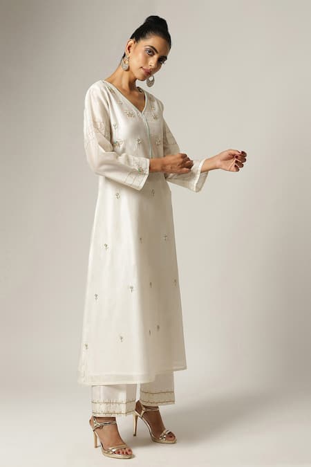 Buy_Anantaa By Roohi_Off White Silk, Chanderi Embroidery, Zari V-neck Kurta With Pant _Online_at_Aza_Fashions