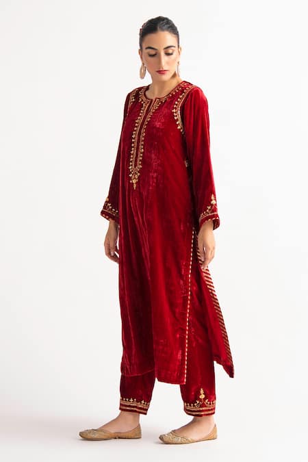 Buy_Anantaa By Roohi_Red Velvet Embroidery, Sequins Round Neck Placement Hand Kurta With Pant _Online_at_Aza_Fashions