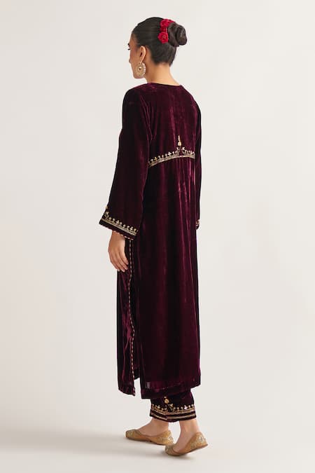 Anantaa By Roohi Placement Hand Embroidered Straight Kurta With Pant 