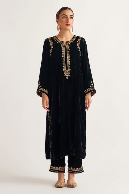 Anantaa by Roohi Placement Hand Embroidered Velvet Kurta With Pant 