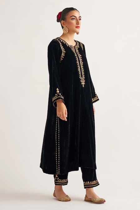 Buy_Anantaa By Roohi_Black Velvet Sequins, Zari, Embroidery Round Placement Hand Kurta With Pant _Online_at_Aza_Fashions
