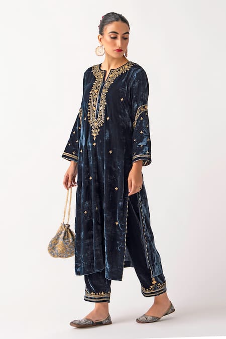 Anantaa by Roohi Velvet Hand Embroidered Kurta With Pant 