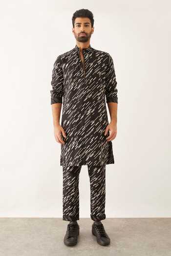 Buy Son Of A Noble Snob Black 100% Linen Printed Graphic Souk Slant Kurta Online at Aza Fashions Buy_Son Of A Noble Snob_Black 100% Linen Printed Graphic Souk Slant Kurta_Online_at_Aza_Fashions