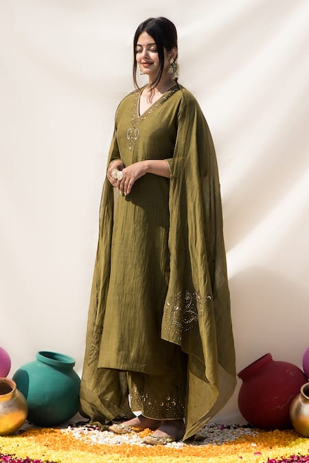 MITHI SUPARI Savani Neck Embroidered Kurta Pant Set 