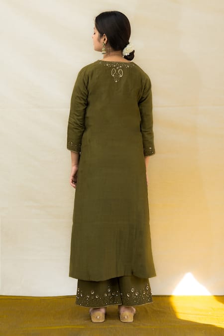 Shop Mithi Supari Green Chanderi, Cotton Sequins, Embroidery V-neck Savani Kurta Pant Set at Aza Fashions Shop_Mithi Supari_Green Chanderi, Cotton Sequins, Embroidery V-neck Savani Kurta Pant Set _at_Aza_Fashions
