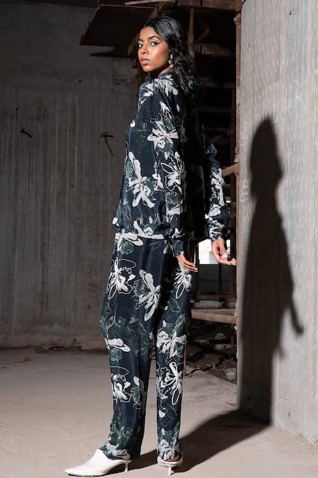 Shop Therealb Multi Color Viscose Bandeau Neck Island Paradise Bow Collar Shirt at Aza Fashions Shop_Therealb_Multi Color Viscose Bandeau Neck Island Paradise Bow Collar Shirt _at_Aza_Fashions