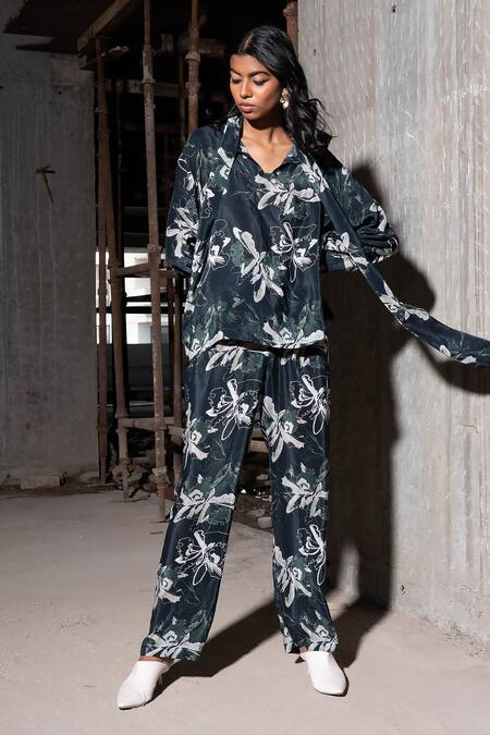 Therealb Multi Color Viscose Bandeau Neck Island Paradise Bow Collar Shirt at Aza Fashions Therealb_Multi Color Viscose Bandeau Neck Island Paradise Bow Collar Shirt _at_Aza_Fashions