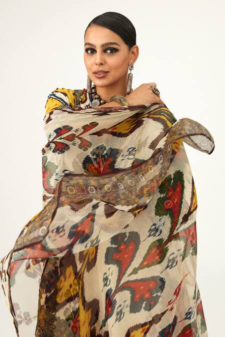 Rajdeep Ranawat Beige Kota Doria Behroom Paisley Print Dupatta at Aza Fashions Rajdeep Ranawat_Beige Kota Doria Behroom Paisley Print Dupatta_at_Aza_Fashions