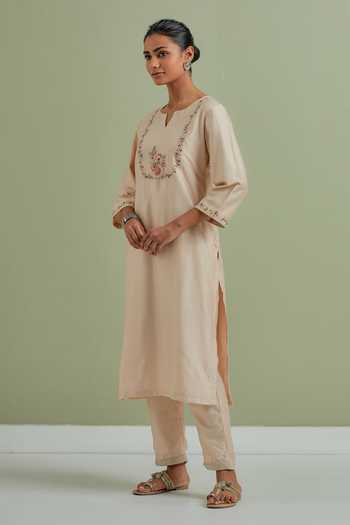 Priya Chaudhary_Beige Chanderi Silk Embroidery Split V-neck Floral Kurta _Online_at_Aza_Fashions