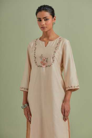 Priya Chaudhary_Beige Chanderi Silk Embroidery Collared Floral Kurta And Pant Set _Online_at_Aza_Fashions