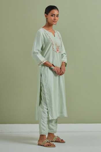 Priya Chaudhary_Green Chanderi Silk Embroidery Split V-neck Floral Straight Kurta _Online_at_Aza_Fashions