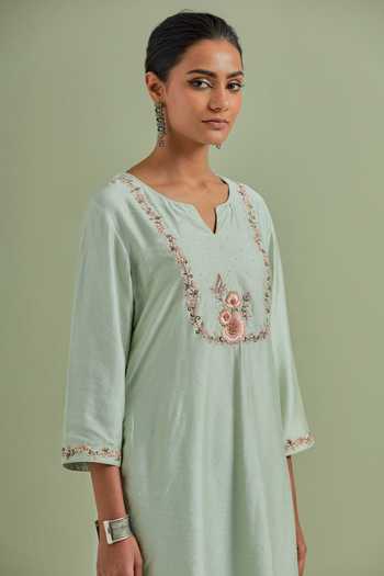 Buy_Priya Chaudhary_Green Chanderi Silk Embroidery Split V-neck Floral Straight Kurta _Online_at_Aza_Fashions
