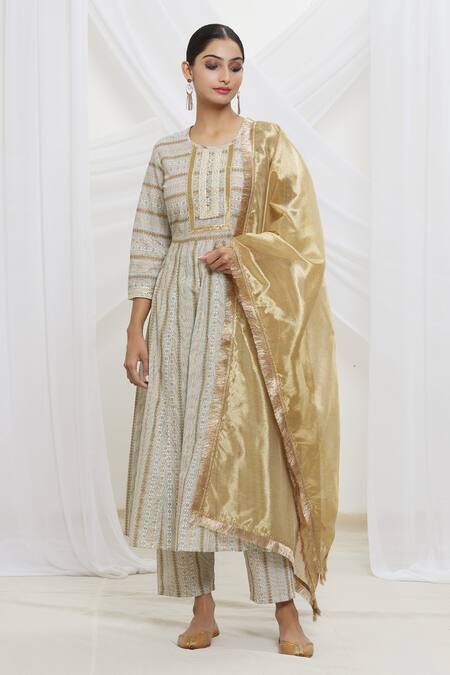 Buy_Samyukta Singhania_Off White Cotton, Silk Lace, Zari Round Neck Geometric Pattern Anarkali Set_Online_at_Aza_Fashions