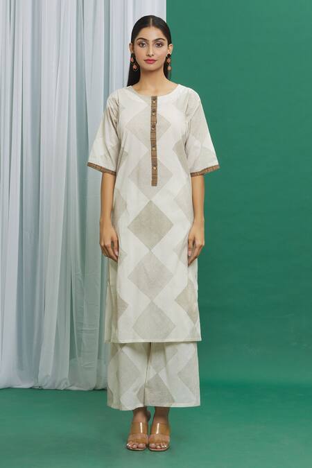 Banana Labs_White Cotton Pom-poms Round Neck Geometric Print Kurta Palazzo Set _Online_at_Aza_Fashions