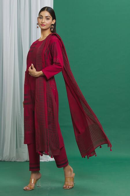Banana Labs_Red Cotton Tassels Stripe Print Dupatta _Online_at_Aza_Fashions