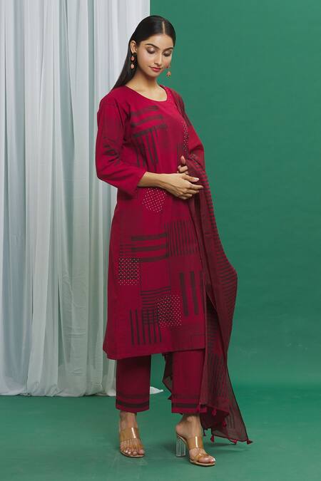 Shop_Banana Labs_Red Cotton Tassels Round Neck Abstract Print Kurta Set _Online_at_Aza_Fashions