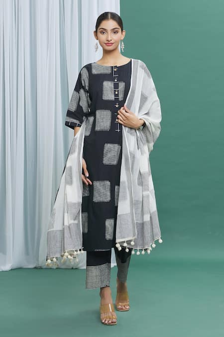 Banana Labs_Black Cotton Geometric Handblock Print Dupatta _Online_at_Aza_Fashions