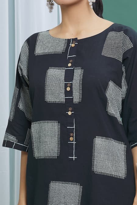Banana Labs_Black Cotton Geometric Round Handblock Print Kurta Set_at_Aza_Fashions
