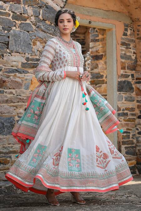 Bairaas_Peach Mul Cotton Block Print, Sequin Blunt V Neck Floral Anarkali With Dupatta_at_Aza_Fashions