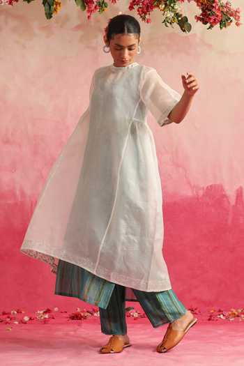 Weaver Story_White Organza, Chanderi Silk Embroidery, Lace Neel Kamal Kurta Printed Pant Set _Online_at_Aza_Fashions