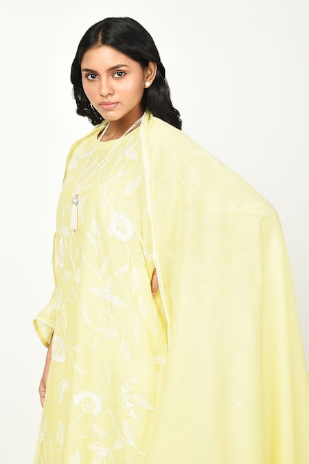 Komal Shah_Yellow Chanderi Lace Round Neck Jaal Chaav Floral Embroidered Kurta Set _Online_at_Aza_Fashions