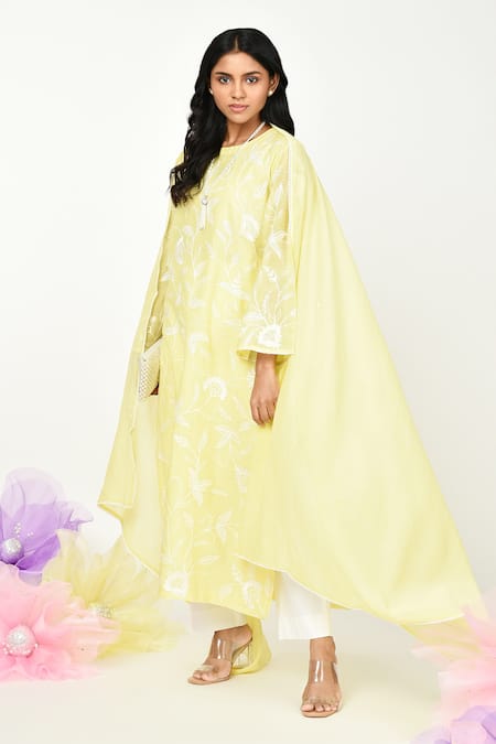 Buy_Komal Shah_Yellow Chanderi Lace Round Neck Jaal Chaav Floral Embroidered Kurta Set _Online_at_Aza_Fashions