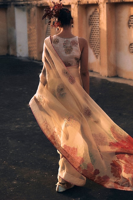 Rajiramniq Embroidered Saree With Unstitched Blouse Fabric 