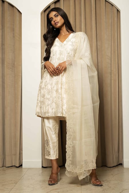 Mehak Sharma_White Bamboo, Organza, Silk Cut Work, Embroidery V-neck Dana Kurta Pant Set _at_Aza_Fashions