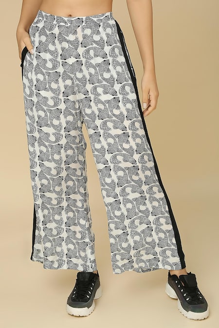 Neha Gursahani Black Viscose Boat Neck Fish Print Kaftan And Pant Set at Aza Fashions Neha Gursahani_Black Viscose Boat Neck Fish Print Kaftan And Pant Set _at_Aza_Fashions