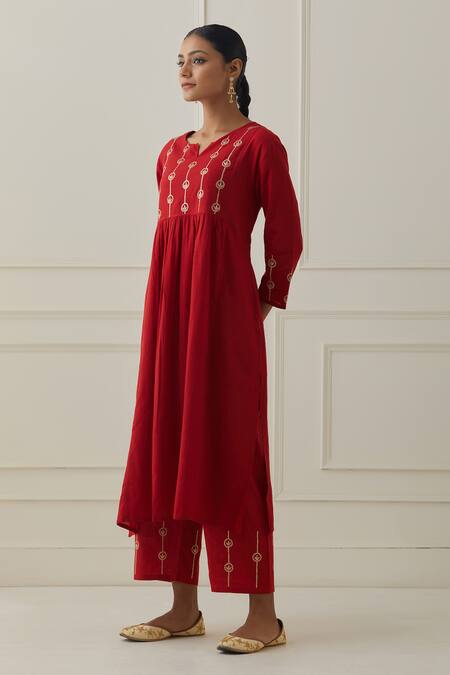Buy_Kamaltaas_Red Cotton Embroidery Split V-neck Sleeve And Yoke Kurta Set 