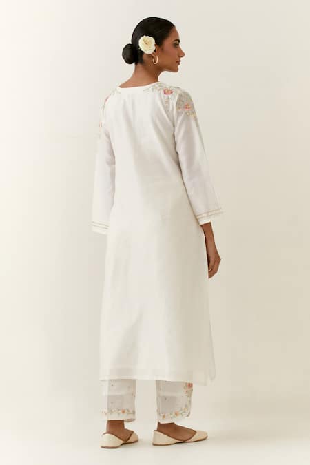 Anantaa By Roohi_Off White Silk, Chanderi Embroidery Mandarin Collar Notched Neck Kurta _Online_at_Aza_Fashions