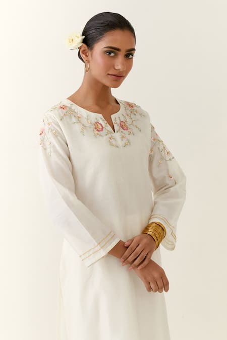 Anantaa By Roohi_Off White Silk, Chanderi Embroidery Mandarin Collar Notched Neck Kurta _at_Aza_Fashions