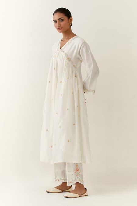 Buy_Anantaa By Roohi_Off White Silk, Chanderi Embroidery V-neck Floral Kurta _Online_at_Aza_Fashions